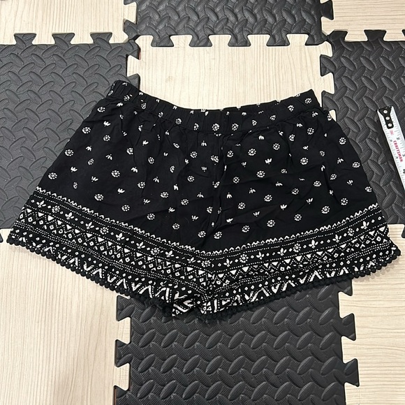 Hollister black printed flow shorts with lots of detailing size extra small - Picture 7 of 10